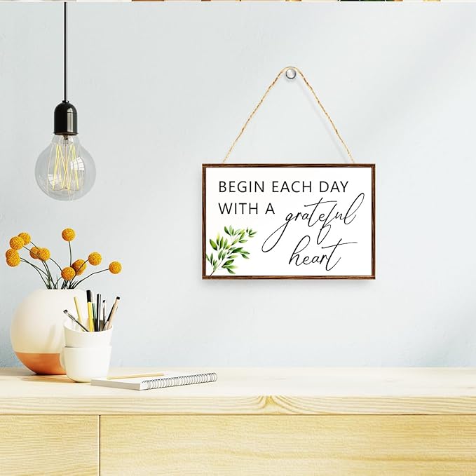 Begin Each Day With A Grateful Heart Sign Wood Plaque Wall Decor,Grateful Sign Wooden Hanging Wall Pediments for Home Office Front Door Wall Decor