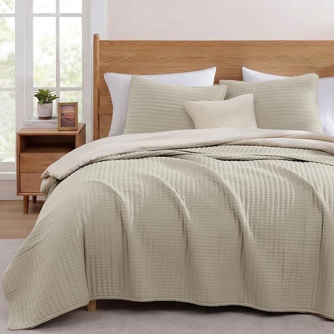 WRENSONGE King Size Quilt-3 Pieces Lightweight Bedspreads Light Oatmeal King Quilt Bedding Set for All Seasons, Soft Summer Coverlet with 2 Pillow Shams Suitable for Bed, Couch, Quilt Blanket