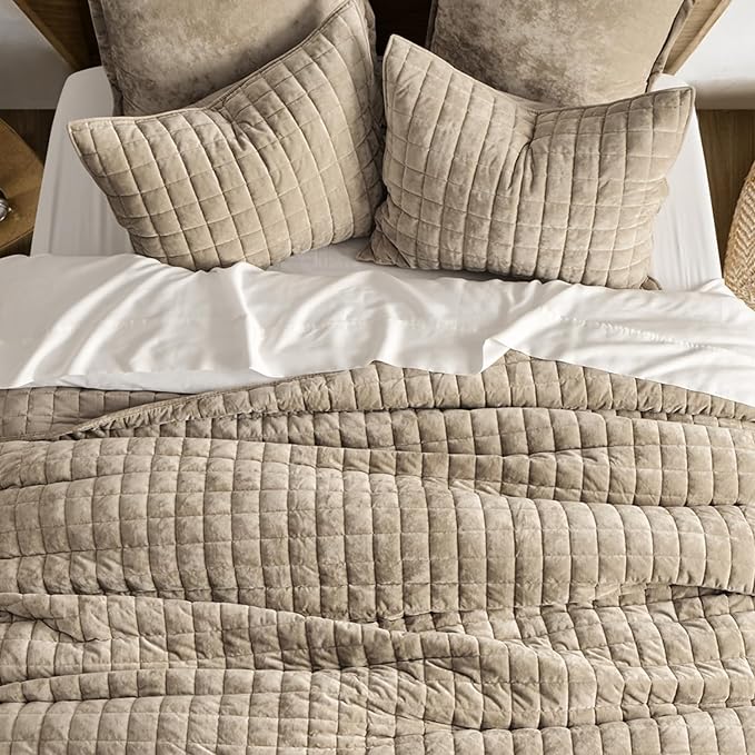 RECYCO Luxury Velvet Quilt Set Full Queen Size Bedding Sets, Ultra Soft Velvet Comforter Set, Lightweight Channel Box Stitch Oversized Bedspread Coverlet for All Season, with 2 Shams, Urban Taupe