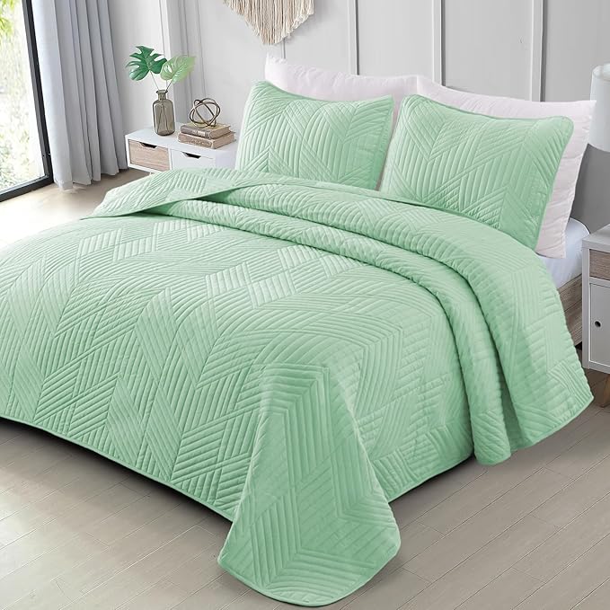 Exclusivo Mezcla Ultrasonic King Quilt Bedding Set, Lightweight Mint Green Bedspreads Soft Modern Geometric Coverlet Set for All Seasons (1 Quilt and 2 Pillow Shams)