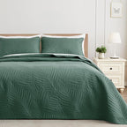 Exclusivo Mezcla California King Quilt Bedding Set, Lightweight Green Quilts Cal Oversized King Size for All Seasons, Soft Microfiber Bedspreads Coverlets with Leaf Pattern, 3 Piece
