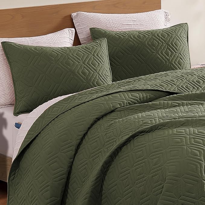 WRENSONGE Queen Quilt-3 Pieces Geometric Olive Green Bedspreads Queen Size Quilt Bedding Set for All Seasons, Soft Summer Coverlet with 2 Pillow Shams Suitable for Bed, Couch, Quilted Blanket