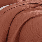 WRENSONGE King Size Quilt-3 Pieces Geometric Autumn Leaf Bedspreads King Quilt Bedding Set for All Seasons, Soft Summer Coverlet with 2 Pillow Shams Suitable for Bed, Quilted Blanket