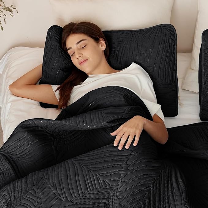 Exclusivo Mezcla California King Quilt Bedding Set, Lightweight Black Quilts Cal Oversized King Size for All Seasons, Soft Microfiber Bedspreads Coverlets with Leaf Pattern, 3 Piece