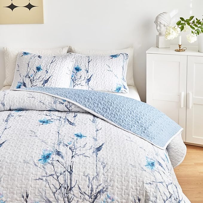Flysheep Botanical Quilt Set 2 Pieces Twin Size, Blue Flower Branch on White Reversible Bedspread Coverlet Set, Soft Microfiber Lightweight Bed Cover for Kids (68" x 86", 1 Quilt+ 1 Pillow Sham)