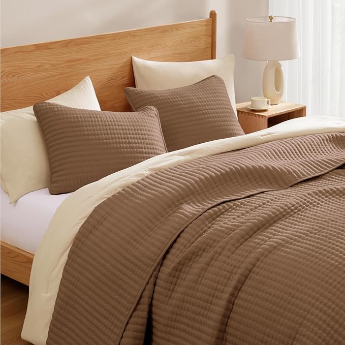WRENSONGE King Size Quilt-3 Pieces Lightweight Bedspreads Brown King Quilt Bedding Set for All Seasons, Soft Summer Coverlet with 2 Pillow Shams Suitable for Bed, Couch, Quilt Blanket