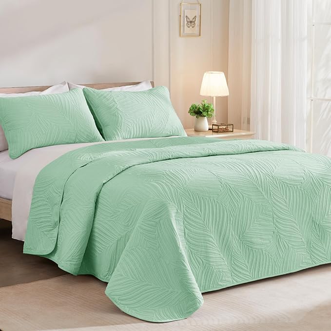 Exclusivo Mezcla California King Quilt Bedding Set, Lightweight Sage Green Quilts Cal Oversized King Size for All Seasons, Soft Microfiber Bedspreads Coverlets with Leaf Pattern, 3 Piece