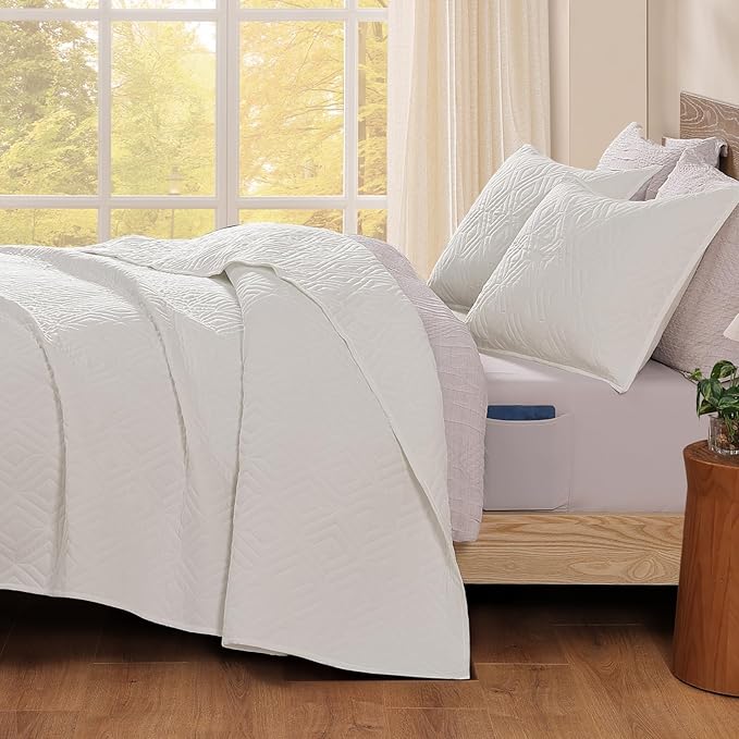 WRENSONGE King Size Quilt-3 Pieces Geometric White Bedspreads King Quilt Bedding Set for All Seasons, Soft Summer Coverlet with 2 Pillow Shams Suitable for Bed, Couch, Quilted Blanket