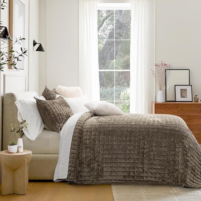 RECYCO Luxury Velvet Quilt Set, Lightweight Velvet Comforter Set, Oversized Bedspread Coverlet Quilted Bedding Set, with 2 Matching Pillow Shams, for All Season, Twin/Twin XL Size, Mocha Brown
