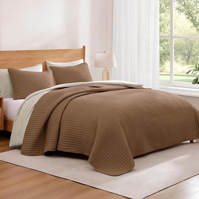 WRENSONGE Queen Quilt-3 Pieces Lightweight Bedspreads Brown Queen Size Quilt Bedding Set for All Seasons, Soft Summer Blanket with 2 Pillow Shams Suitable for Bed, Couch