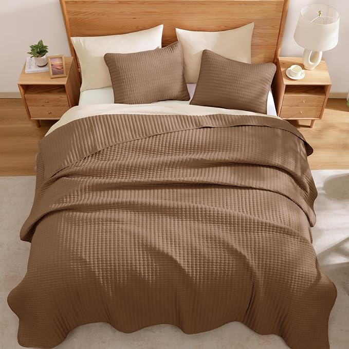 WRENSONGE King Size Quilt-3 Pieces Lightweight Bedspreads Brown King Quilt Bedding Set for All Seasons, Soft Summer Coverlet with 2 Pillow Shams Suitable for Bed, Couch, Quilt Blanket