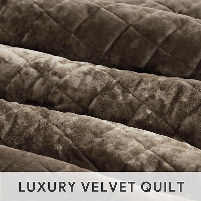 RECYCO Luxury Velvet Quilt Set, Lightweight Velvet Comforter Set, Oversized Bedspread Coverlet Quilted Bedding Set, with 2 Matching Pillow Shams, for All Season, Twin/Twin XL Size, Mocha Brown