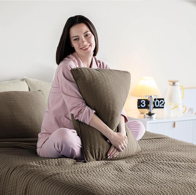 KASENTEX Oversized King Quilt Set 112"x106" – Soft Washed 3-Layer Lightweight California King Bedspread, Minimalist Nordic Design, All-Season Spring & Summer Quilt Set (1 Quilt + 2 Pillow Shams), Cub