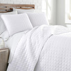 Southshore Fine Living, Inc. Twin XL Comforter Quilt Set, Dorm Room Bedding Essentials, Stain Resistant, Machine Washable Bed Spread, Twin XL White Quilt Bedspread Set w/Pillow Sham, Bright White