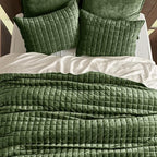 RECYCO Luxury Velvet Quilt Set King Size Bedding Sets, Ultra Soft Velvet Comforter Set, Lightweight Channel Box Stitch Oversized Bedspread Coverlet for All Season, with 2 Shams, Loden Green