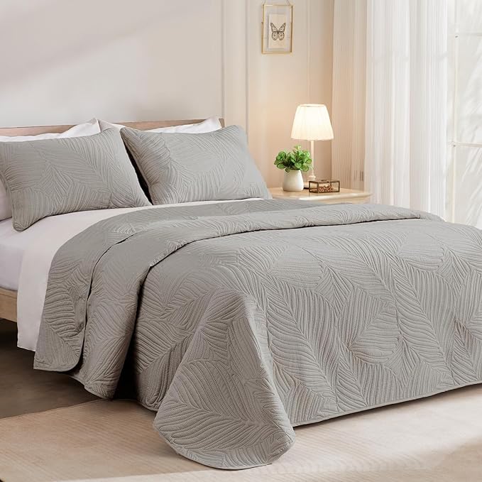Exclusivo Mezcla California King Quilt Bedding Set, Lightweight Light Grey Quilts Cal Oversized King Size for All Seasons, Soft Microfiber Bedspreads Coverlets with Leaf Pattern, 3 Piece