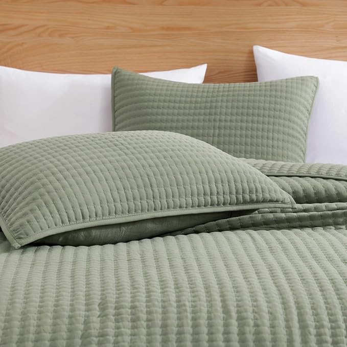 WRENSONGE King Size Quilt-3 Pieces Lightweight Bedspreads Sage Green King Quilt Bedding Set for All Seasons, Soft Summer Coverlet with 2 Pillow Shams Suitable for Bed, Couch, Quilt Blanket