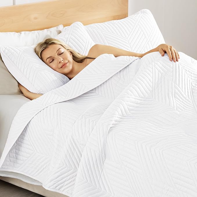 Exclusivo Mezcla California King Quilt Bedding Set, Lightweight White Oversized King Bedspreads Soft Modern Geometric Coverlet Set for All Seasons (1 Quilt and 2 Pillow Shams)
