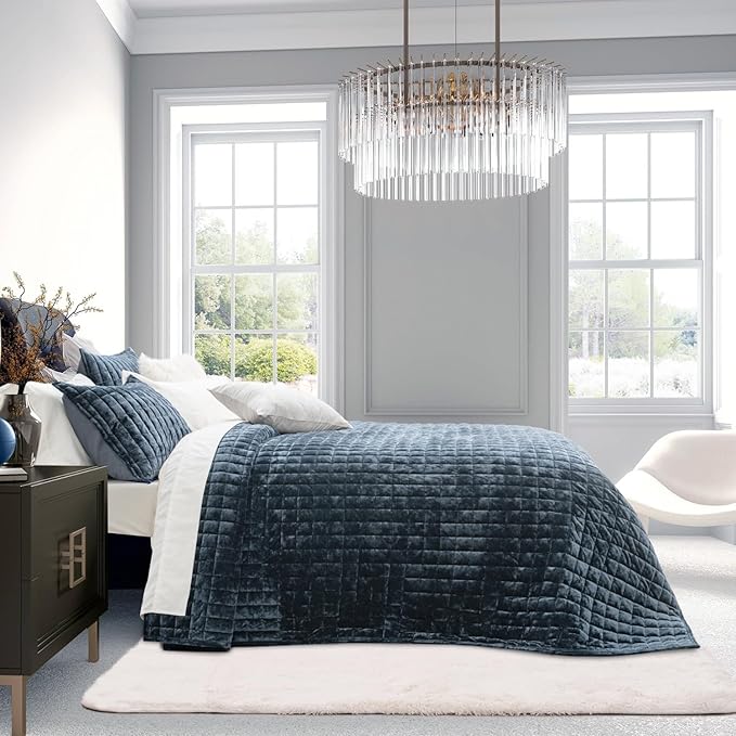RECYCO Luxury Velvet Quilt Set, California King 118'' x 106'' Oversized Bedspread, Ultra Soft Velvet Comforter, Lightweight Box Stitch Bedding Sets for All Season, with 2 Shams, Stormy Blue