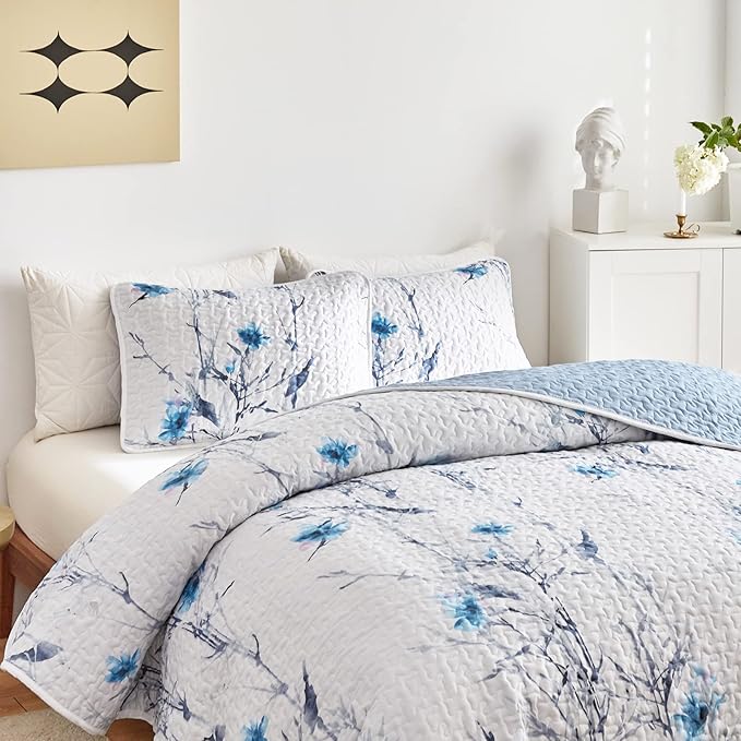 Flysheep Botanical Quilt Set 2 Pieces Twin Size, Blue Flower Branch on White Reversible Bedspread Coverlet Set, Soft Microfiber Lightweight Bed Cover for Kids (68" x 86", 1 Quilt+ 1 Pillow Sham)