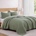 WRENSONGE Queen Quilt-3 Pieces Lightweight Bedspreads Sage Green Queen Size Quilt Bedding Set for All Seasons, Soft Summer Coverlet with 2 Pillow Shams Suitable for Bed, Couch