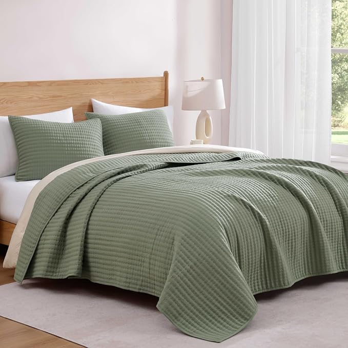 WRENSONGE Queen Quilt-3 Pieces Lightweight Bedspreads Sage Green Queen Size Quilt Bedding Set for All Seasons, Soft Summer Coverlet with 2 Pillow Shams Suitable for Bed, Couch