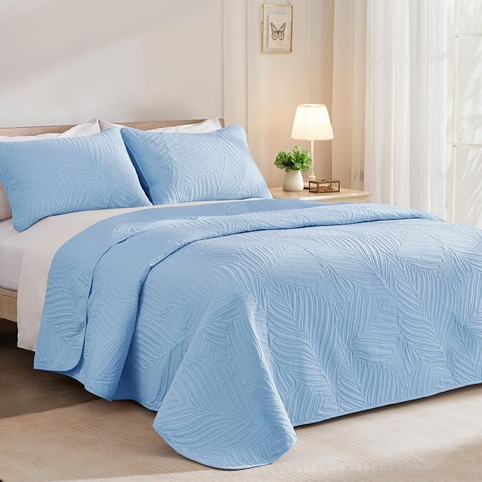 Exclusivo Mezcla California King Quilt Bedding Set, Lightweight Sky Blue Quilts Cal Oversized King Size for All Seasons, Soft Microfiber Bedspreads Coverlets with Leaf Pattern, 3 Piece