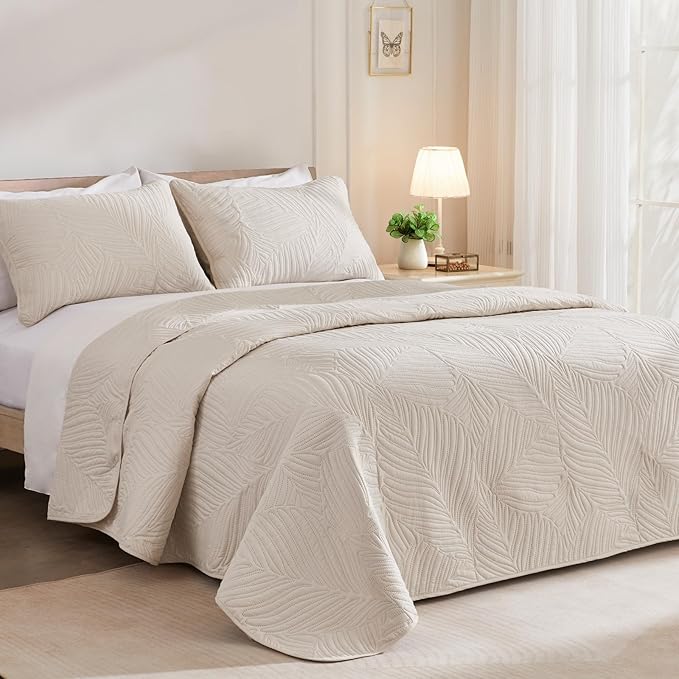 Exclusivo Mezcla California King Quilt Bedding Set, Lightweight Brich Beige Quilts Cal Oversized King Size for All Seasons, Soft Microfiber Bedspreads Coverlets with Leaf Pattern, 3 Piece