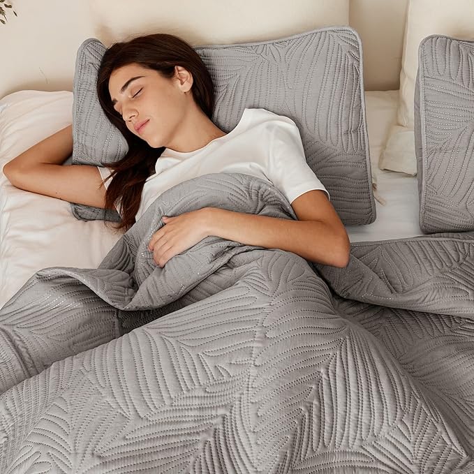 Exclusivo Mezcla California King Quilt Bedding Set, Lightweight Light Grey Quilts Cal Oversized King Size for All Seasons, Soft Microfiber Bedspreads Coverlets with Leaf Pattern, 3 Piece