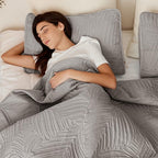 Exclusivo Mezcla King Size Quilt Bedding Set, Lightweight Light Grey Quilts King Size for All Seasons, Soft Microfiber Bedspreads Coverlets Bed Cover with Leaf Pattern, 3 Piece