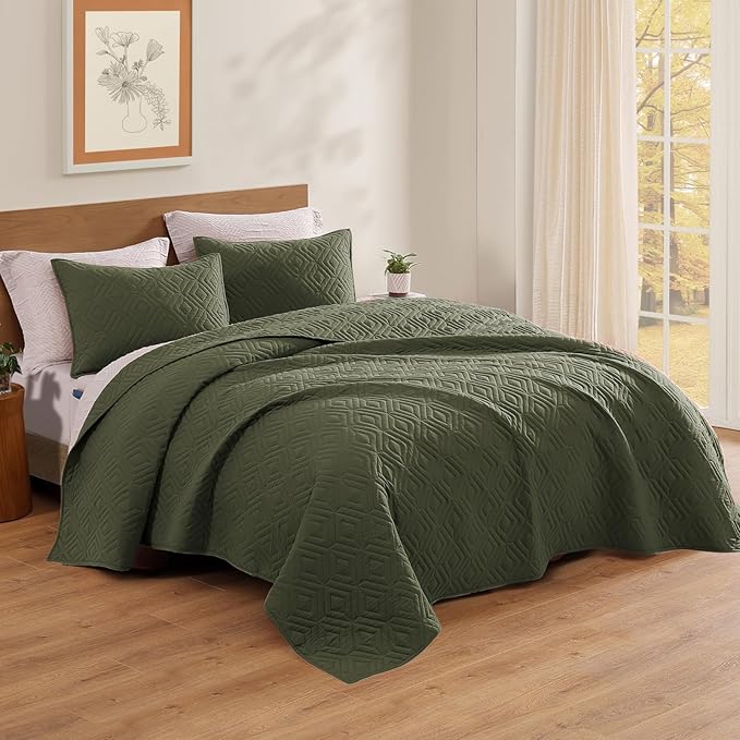 WRENSONGE Queen Quilt-3 Pieces Geometric Olive Green Bedspreads Queen Size Quilt Bedding Set for All Seasons, Soft Summer Coverlet with 2 Pillow Shams Suitable for Bed, Couch, Quilted Blanket