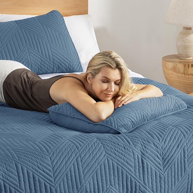 Exclusivo Mezcla Ultrasonic Full Queen Quilt Bedding Set, Lightweight Grayish Blue Bedspreads Soft Modern Geometric Coverlet Set for All Seasons (1 Quilt and 2 Pillow Shams)