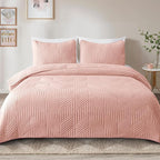 Exclusivo Mezcla Ultrasonic King Quilt Bedding Set, Lightweight Blush Pink Bedspreads Soft Modern Geometric Coverlet Set for All Seasons (1 Quilt and 2 Pillow Shams)