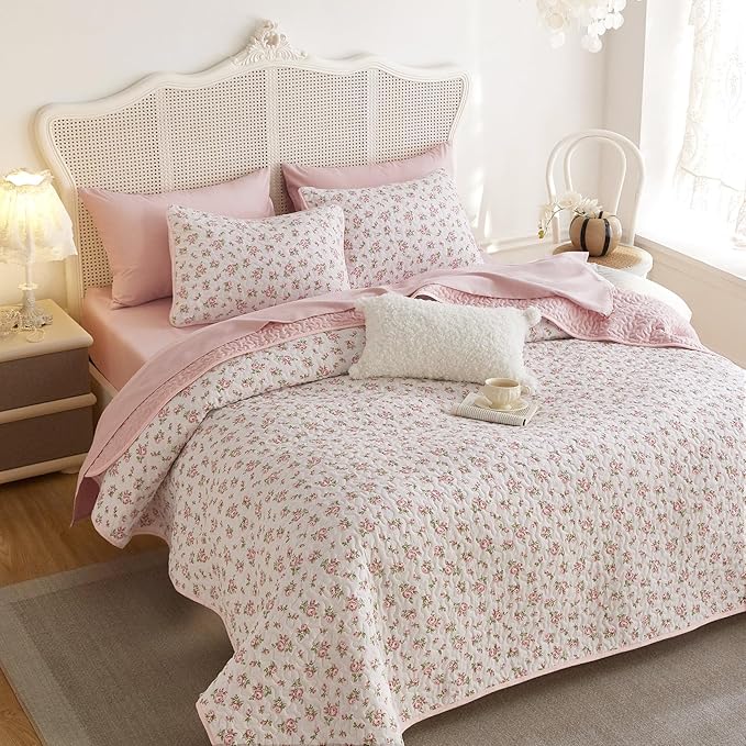Wake In Cloud - Floral Quilt Set, Coquette Cottagecore Shabby Chic Flower Pattern for Women Teen Girls, Reversible Lightweight Bedspread Coverlet, 3 Pieces, Pink, King Size