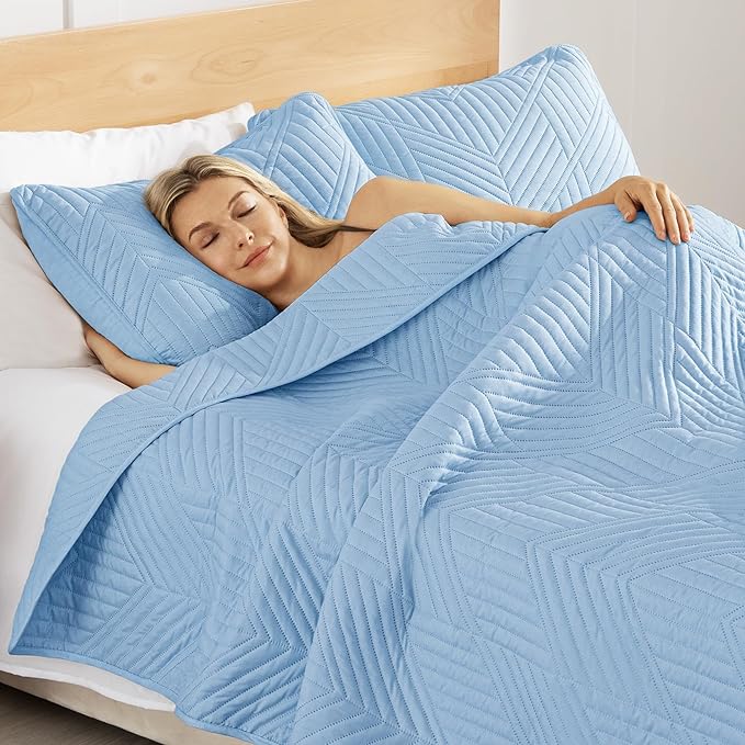 Exclusivo Mezcla Ultrasonic King Quilt Bedding Set, Lightweight Light Blue Bedspreads Soft Modern Geometric Coverlet Set for All Seasons (1 Quilt and 2 Pillow Shams)