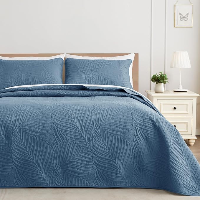 Exclusivo Mezcla California King Quilt Bedding Set, Lightweight Bluish Grey Quilts Cal Oversized King Size for All Seasons, Soft Microfiber Bedspreads Coverlets with Leaf Pattern, 3 Piece