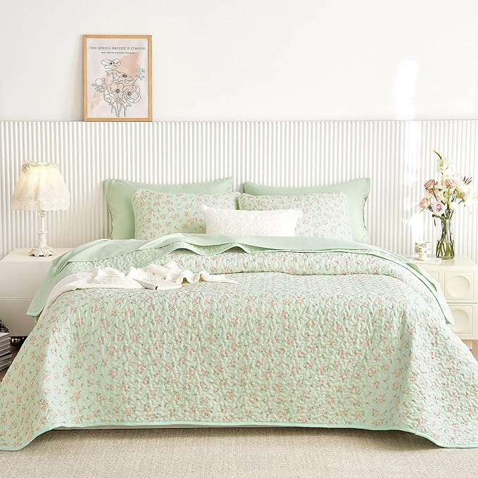 Wake In Cloud - Floral Quilt Set, Coquette Cottagecore Shabby Chic Flower Pattern for Women Teen Girls, Reversible Lightweight Bedspread Coverlet, 3 Pieces, Green Pink, Twin/Twin XL Size