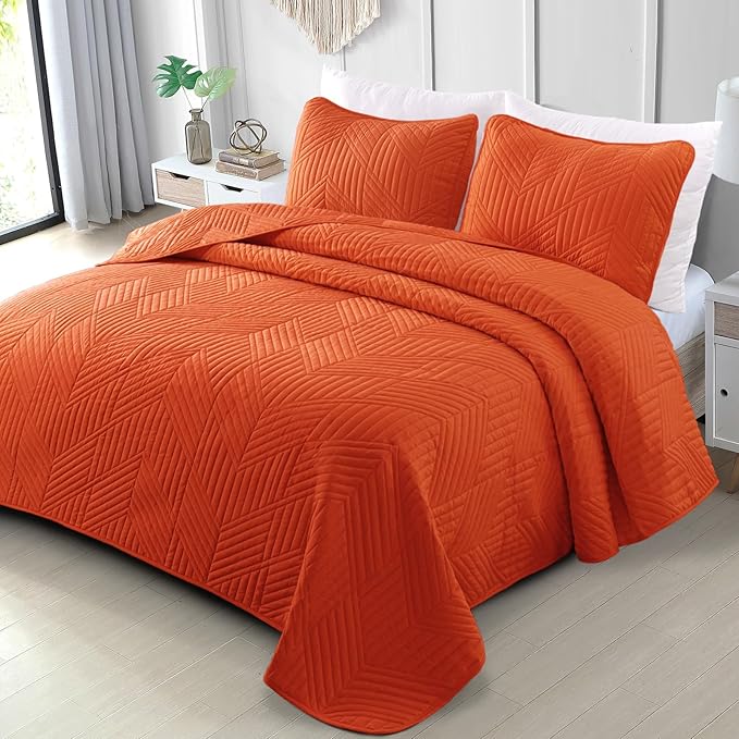Exclusivo Mezcla Ultrasonic King Quilt Bedding Set, Lightweight Burnt Orange Bedspreads Soft Modern Geometric Coverlet Set for All Seasons (1 Quilt and 2 Pillow Shams)