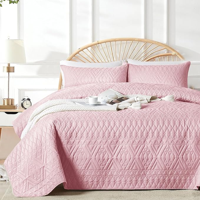 akkialla Full/Queen Quilt Set, Pink Lightweight Microfiber Bedspread Coverlet, Boho Geometric Pattern, Soft All-Season Bedding, 3-Piece (1 Quilt, 2 Pillow Shams) | Breathable material, Modern Style