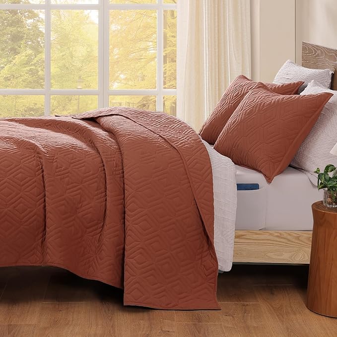 WRENSONGE King Size Quilt-3 Pieces Geometric Autumn Leaf Bedspreads King Quilt Bedding Set for All Seasons, Soft Summer Coverlet with 2 Pillow Shams Suitable for Bed, Quilted Blanket