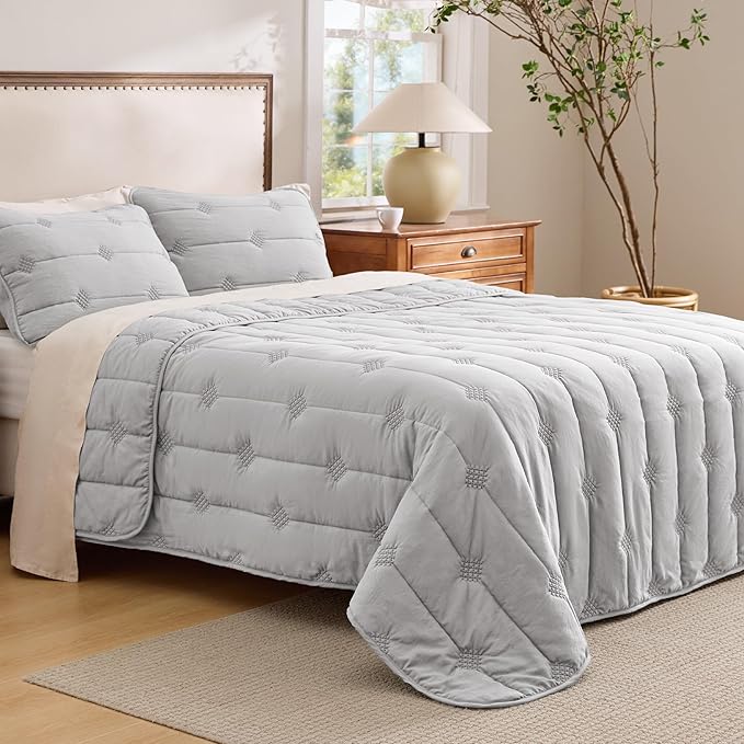 Bedsure Quilts Queen Size – Ultra Soft Cloud Lightweight Bedspread Coverlet Set with 2 Pillow Shams, Breathable & Cozy Comforter Set for All Season Use, Light Grey, 3 Piece (90x96 Inches)