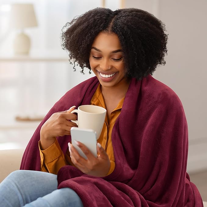 Utopia Bedding Fleece Blanket Queen Size Burgundy 300GSM Luxury Anti-Static Fuzzy Soft Microfiber Bed Blanket (90x90 Inch)