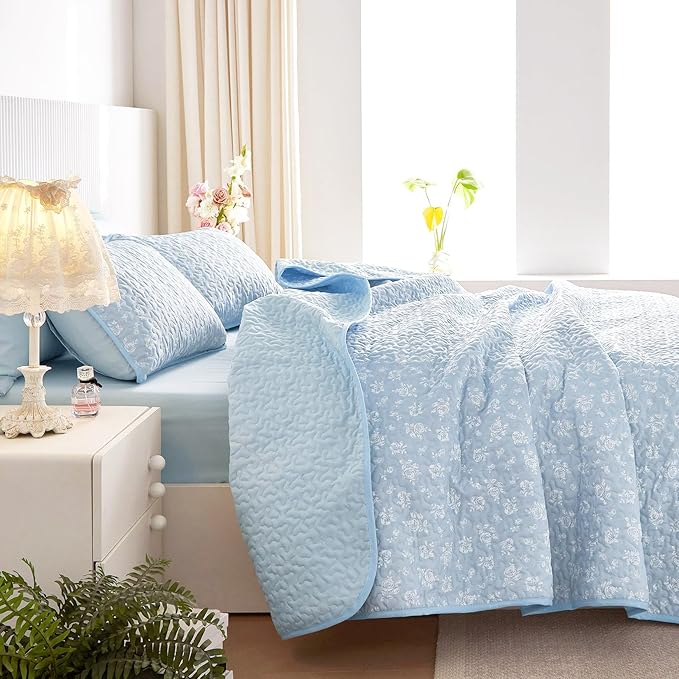 Wake In Cloud - Floral Quilt Set, Coquette Cottagecore Shabby Chic Flower Pattern for Women Teen Girls, Reversible Lightweight Bedspread Coverlet, 3 Pieces, Light Blue, Twin/Twin XL Size