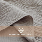 Exclusivo Mezcla Queen Quilt Bedding Set, Lightweight Light Grey Quilts Queen Full Size for All Seasons, Soft Microfiber Bedspreads Coverlets Bed Cover with Leaf Pattern, 3 Piece