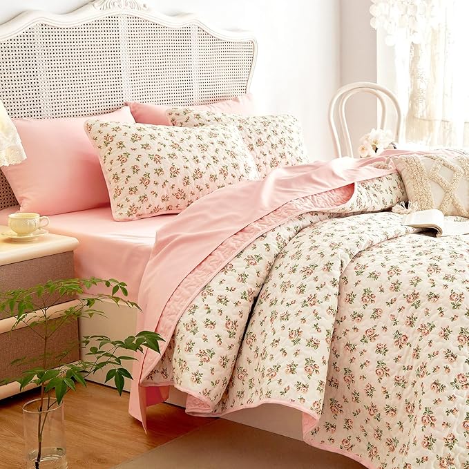 Wake In Cloud - Floral Quilt Set, Coquette Cottagecore Shabby Chic Flower Pattern for Women Teen Girls, Reversible Lightweight Bedspread Coverlet, 3 Pieces, Peach Blush, Twin/Twin XL Size