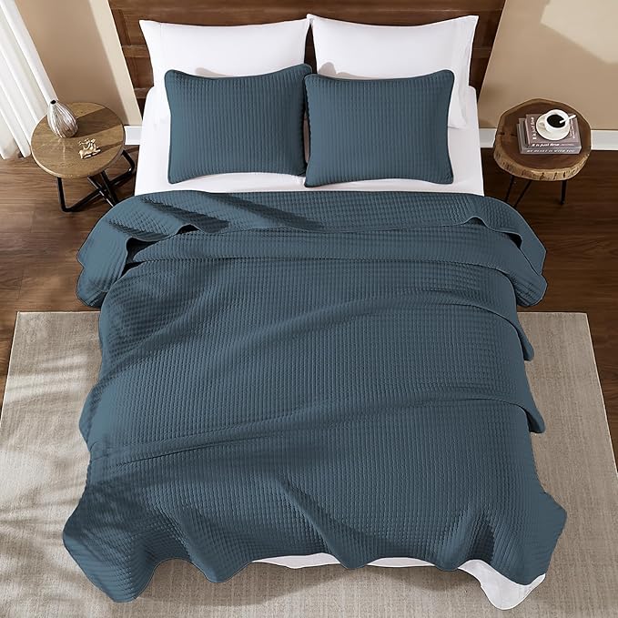 WRENSONGE King Size Quilt-3 Pieces Lightweight Navy Blue Bedspreads King Quilt Bedding Set for All Season, Soft Summer Coverlet with 2 Pillow Shams Suitable for Bed & Couch