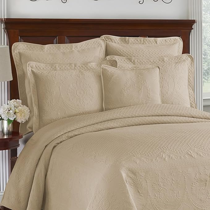 King Charles Modern Farmhouse Floral Matelasse Coverlet, Full/Queen, Birch