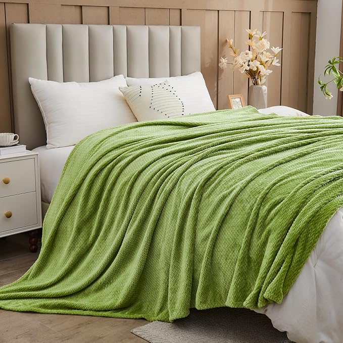 NEWCOSPLAY Super Soft Queen Blanket Green Premium Silky Flannel Fleece Leaves Pattern Lightweight Bed Blanket All Season Use (Green, Queen(90"x90"))