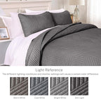 Exclusivo Mezcla California King Quilt Bedding Set, Lightweight Grey Oversized King Bedspreads Soft Modern Geometric Coverlet Set for All Seasons (1 Quilt and 2 Pillow Shams)