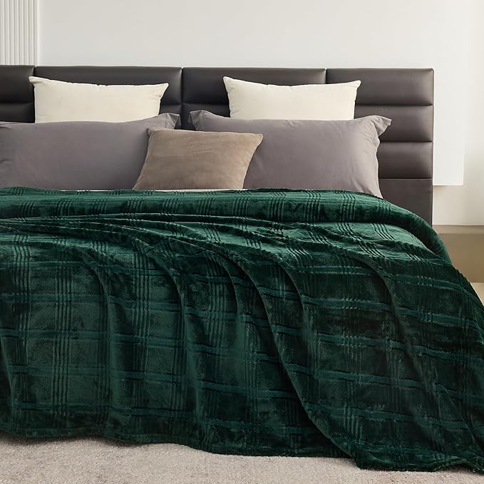 Oversized King Fleece Blanket 120x138 Inches, Seamless Soft Cozy 3D Jacquard Flannel Blanket 10'x11.5' Extra Large for Bed, Sofa, Couch, Travel & Camping, California King Throw, Forest Green